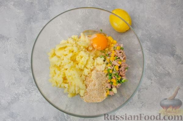 Картофельные котлеты с консервированным тунцом, кукурузой и цедрой