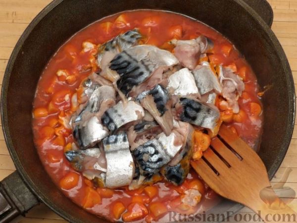 Скумбрия, тушенная в томатно-грибном соусе