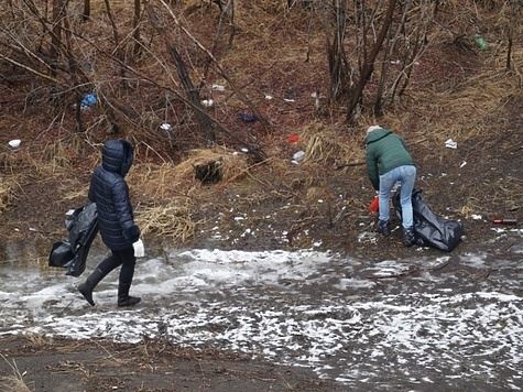 Сотрудники Главрыбвода и рыбоохраны очищают берега от мусора