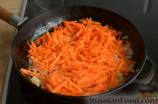 Запечённая скумбрия, фаршированная морковью и сладким перцем, под сыром