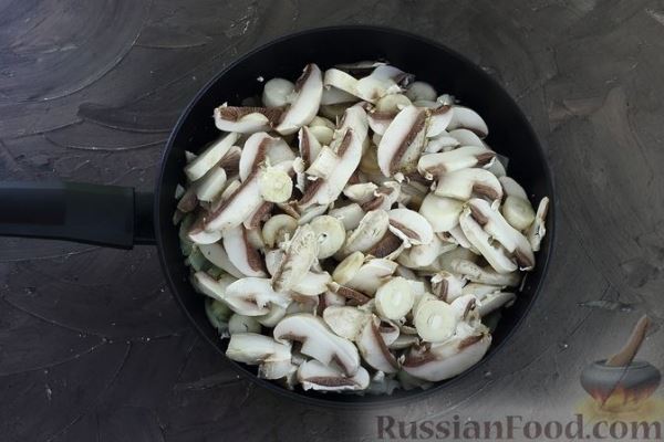 Жареные караси в сметанном соусе с грибами