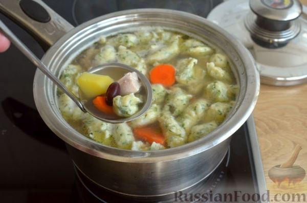Куриный суп с фасолью и клецками