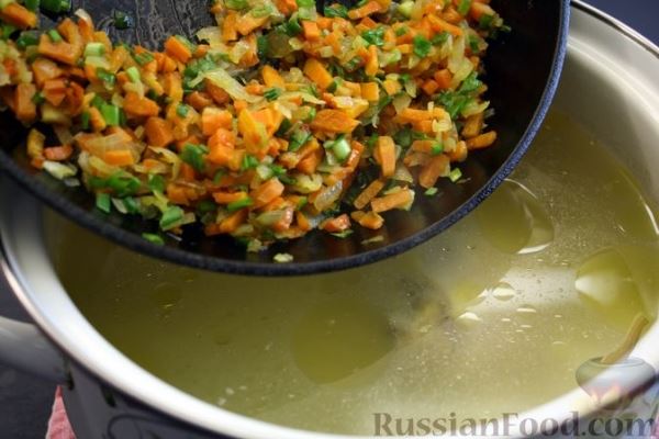 Куриный суп с рисом, щавелем и овощами