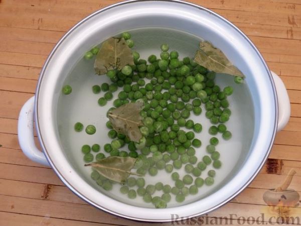 Суп с фрикадельками, щавелем и зелёным горошком