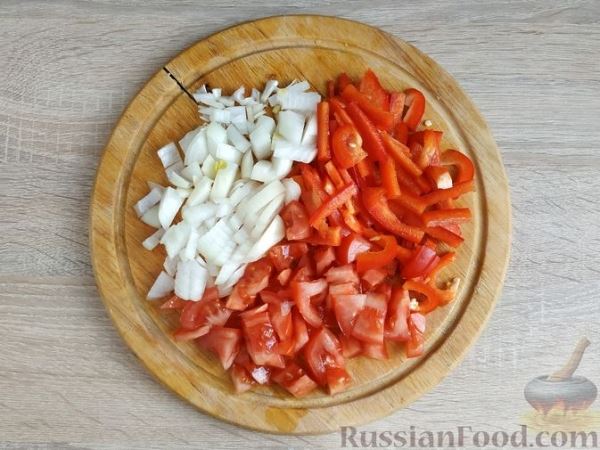 Фунчоза с консервированным тунцом и овощами