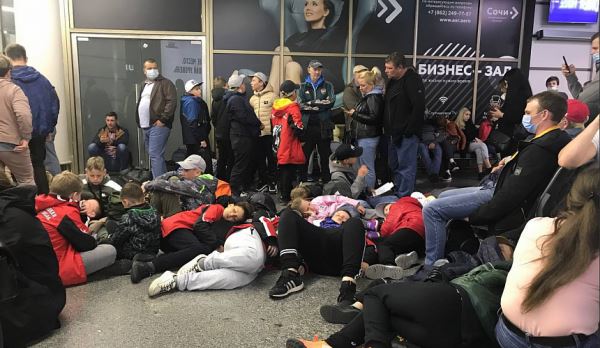 Две тысячи пассажиров ожидают вылета из аэропорта Сочи