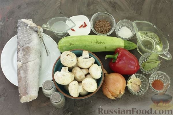 Рыбный салат с шампиньонами, болгарским перцем и маринованными кабачками