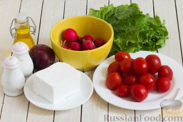 Салат с редиской, помидорами, сыром фета и луком