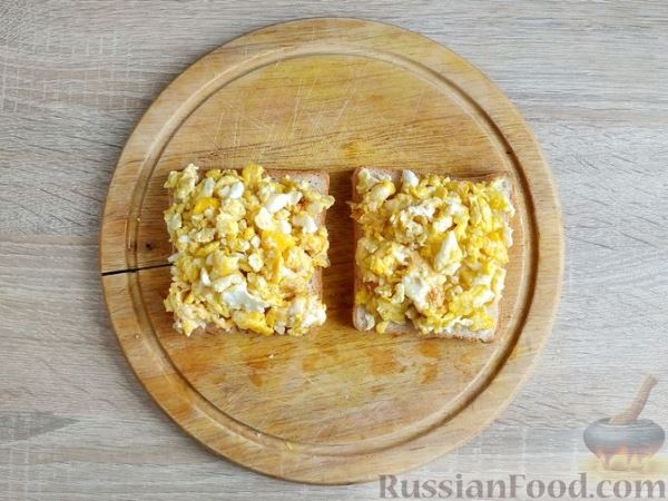 Сэндвич с яичницей и сыром