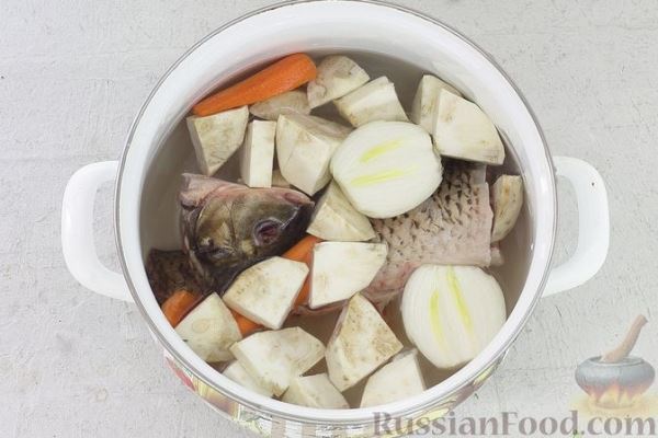 Суп со щавелем и овощами на рыбном бульоне