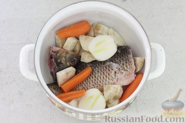 Суп со щавелем и овощами на рыбном бульоне